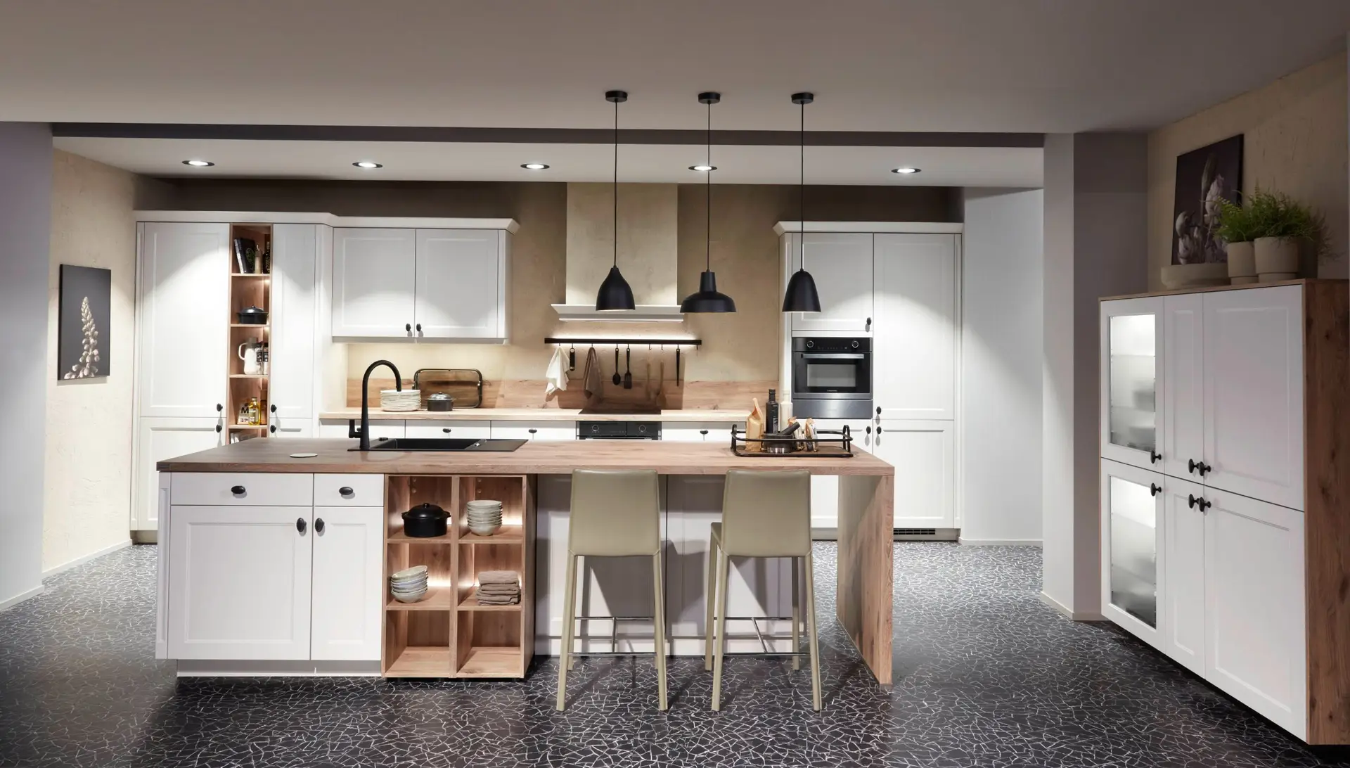 Moderne Landhausküche mit weißen Schränken und Holzdetails.